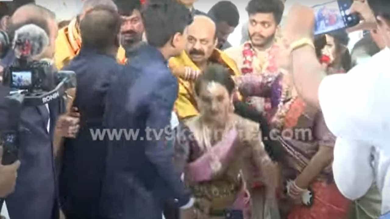 ಈಶ್ವರಪ್ಪ ಮೊಮ್ಮಗನ ಮದುವೆ ಆರತಕ್ಷತೆಗೆ ಮುಖ್ಯಮಂತ್ರಿ ಬೊಮ್ಮಾಯಿ ಮತ್ತು ಇತರ ಗಣ್ಯರು ಅಗಮಿಸಿದರು ಈಶ್ವರಪ್ಪ ಮೊಮ್ಮಗನ ಮದುವೆ ಆರತಕ್ಷತೆಗೆ ಮುಖ್ಯಮಂತ್ರಿ ಬೊಮ್ಮಾಯಿ ಮತ್ತು ಇತರ ಗಣ್ಯರು ಅಗಮಿಸಿದರು
