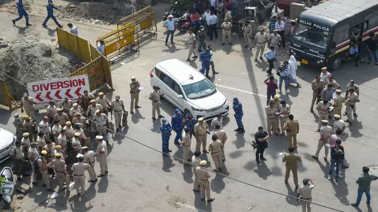 Jahangirpuri violence ಜಹಾಂಗೀರ್ಪುರಿ ಹಿಂಸಾಚಾರ ಪ್ರಕರಣದ ತನಿಖೆ ಕ್ರೈಂ ಬ್ರಾಂಚ್ಗೆ ಹಸ್ತಾಂತರ Jahangirpuri violence ಜಹಾಂಗೀರ್ಪುರಿ ಹಿಂಸಾಚಾರ ಪ್ರಕರಣದ ತನಿಖೆ ಕ್ರೈಂ ಬ್ರಾಂಚ್ಗೆ ಹಸ್ತಾಂತರ