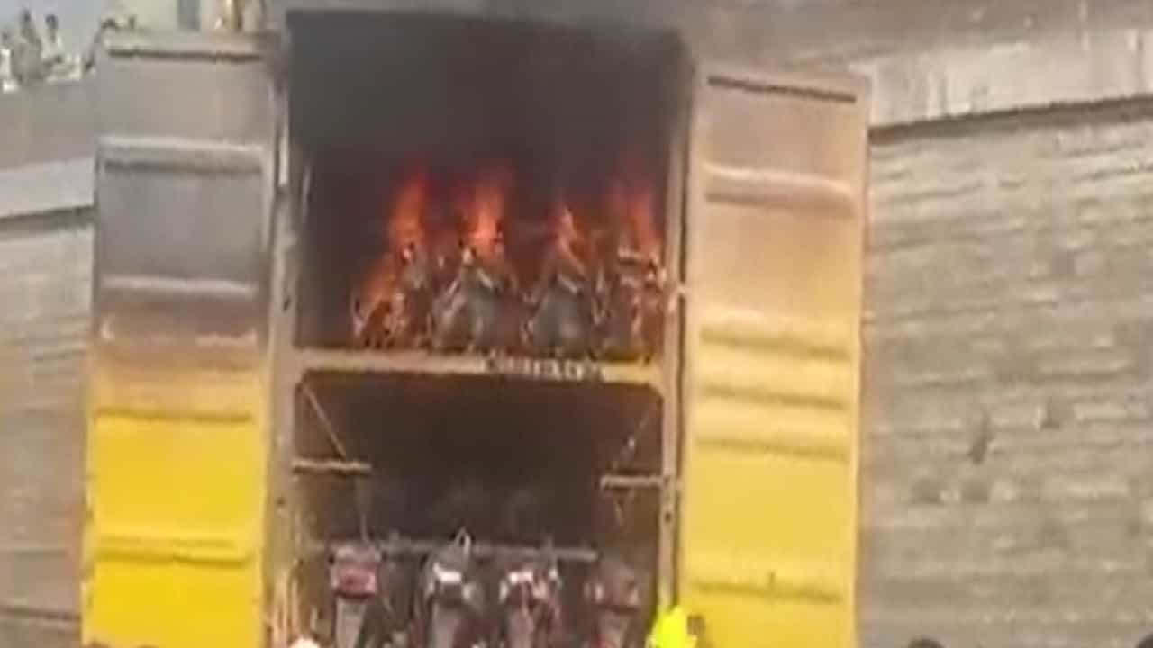 Jitendra EV Scooter Fire: ಜಿತೇಂದ್ರ ಇವಿ ಕಂಪೆನಿಯ 20 ಹೊಸ ಎಲೆಕ್ಟ್ರಿಕ್ ವಾಹನಗಳಿಗೆ ಬೆಂಕಿ ತಗುಲಿ ಅವಘಡ Jitendra EV Scooter Fire: ಜಿತೇಂದ್ರ ಇವಿ ಕಂಪೆನಿಯ 20 ಹೊಸ ಎಲೆಕ್ಟ್ರಿಕ್ ವಾಹನಗಳಿಗೆ ಬೆಂಕಿ ತಗುಲಿ ಅವಘಡ