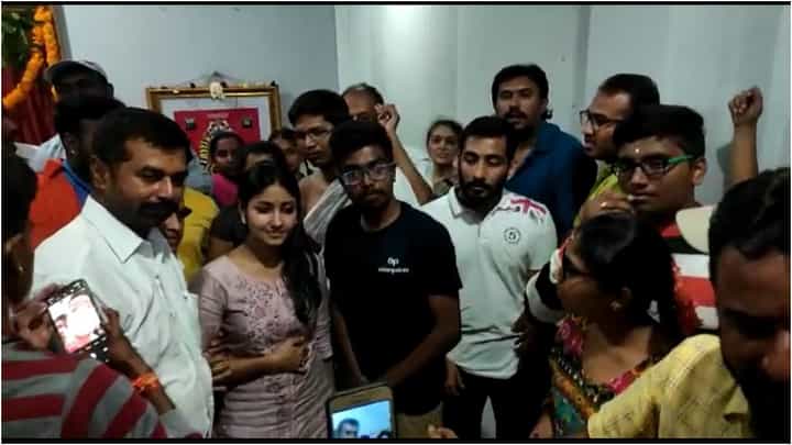ರಾಕಿ ಭಾಯ್ ತಾಯಿ ಪಾತ್ರ ಮಾಡಿದ ‘ಕೆಜಿಎಫ್ 2’ ನಟಿ ಅರ್ಚನಾ ಜೋಯಿಸ್ ಜತೆ ಸೆಲ್ಫಿಗೆ ಮುಗಿಬಿದ್ದ ಫ್ಯಾನ್ಸ್ ರಾಕಿ ಭಾಯ್ ತಾಯಿ ಪಾತ್ರ ಮಾಡಿದ ‘ಕೆಜಿಎಫ್ 2’ ನಟಿ ಅರ್ಚನಾ ಜೋಯಿಸ್ ಜತೆ ಸೆಲ್ಫಿಗೆ ಮುಗಿಬಿದ್ದ ಫ್ಯಾನ್ಸ್