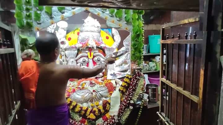 ದೇವರ ಎದುರು ‘ಕೆಜಿಎಫ್: ಚಾಪ್ಟರ್ 2’ ಸಿನಿಮಾದ ಪೋಸ್ಟರ್ ಇಟ್ಟು ಪೂಜೆ ಮಾಡಿದ ಯಶ್ ಅಭಿಮಾನಿಗಳು ದೇವರ ಎದುರು ‘ಕೆಜಿಎಫ್: ಚಾಪ್ಟರ್ 2’ ಸಿನಿಮಾದ ಪೋಸ್ಟರ್ ಇಟ್ಟು ಪೂಜೆ ಮಾಡಿದ ಯಶ್ ಅಭಿಮಾನಿಗಳು