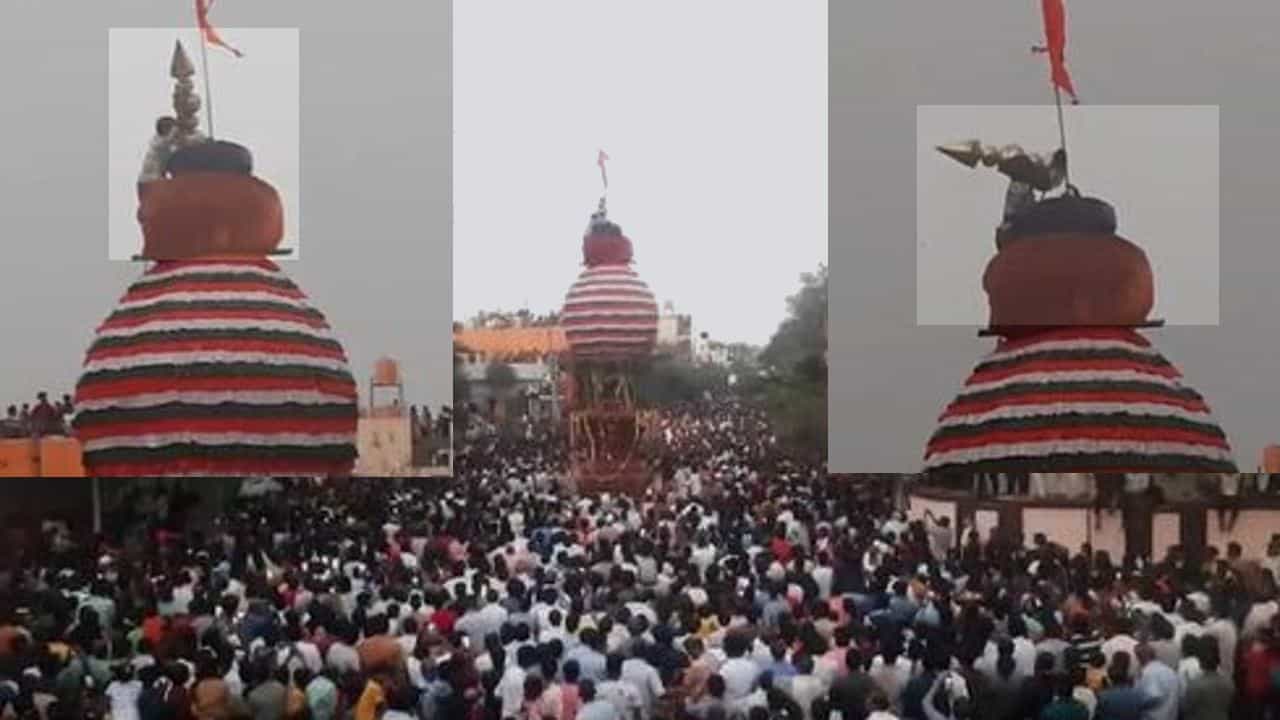 ರಥೋತ್ಸವದ ವೇಳೆಯೇ ಕಳಚಿ ಬಿದ್ದ ಕಳಶ- ಪ್ರಾಣದ ಹಂಗು ತೊರೆದು ಕಳಶವನ್ನು ಕಾಪಾಡಿದ ಯುವಕನಿಗೆ ಸನ್ಮಾನ! ರಥೋತ್ಸವದ ವೇಳೆಯೇ ಕಳಚಿ ಬಿದ್ದ ಕಳಶ- ಪ್ರಾಣದ ಹಂಗು ತೊರೆದು ಕಳಶವನ್ನು ಕಾಪಾಡಿದ ಯುವಕನಿಗೆ ಸನ್ಮಾನ!