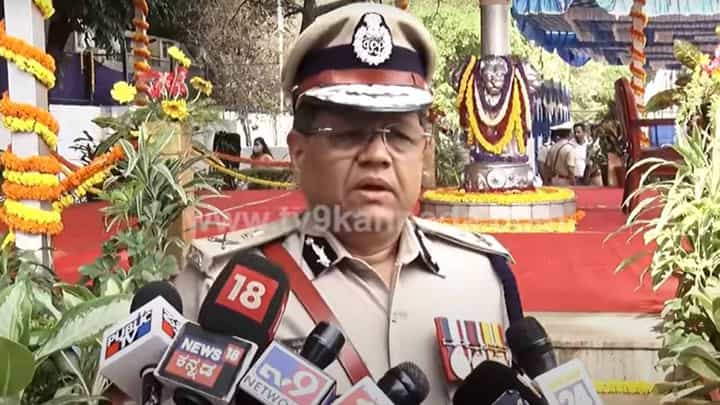 ತಮ್ಮನ್ನು ಸುಳ್ಳುಗಾರ ಎಂದಿರುವ ಸರ್ಕಾರದ ಪ್ರತಿನಿಧಿಗಳ ಬಗ್ಗೆ ಒಂದೂ ಮಾತಾಡಲಿಲ್ಲ ಬೆಂಗಳೂರು ಪೊಲೀಸ್ ಕಮೀಷನರ್! ತಮ್ಮನ್ನು ಸುಳ್ಳುಗಾರ ಎಂದಿರುವ ಸರ್ಕಾರದ ಪ್ರತಿನಿಧಿಗಳ ಬಗ್ಗೆ ಒಂದೂ ಮಾತಾಡಲಿಲ್ಲ ಬೆಂಗಳೂರು ಪೊಲೀಸ್ ಕಮೀಷನರ್!