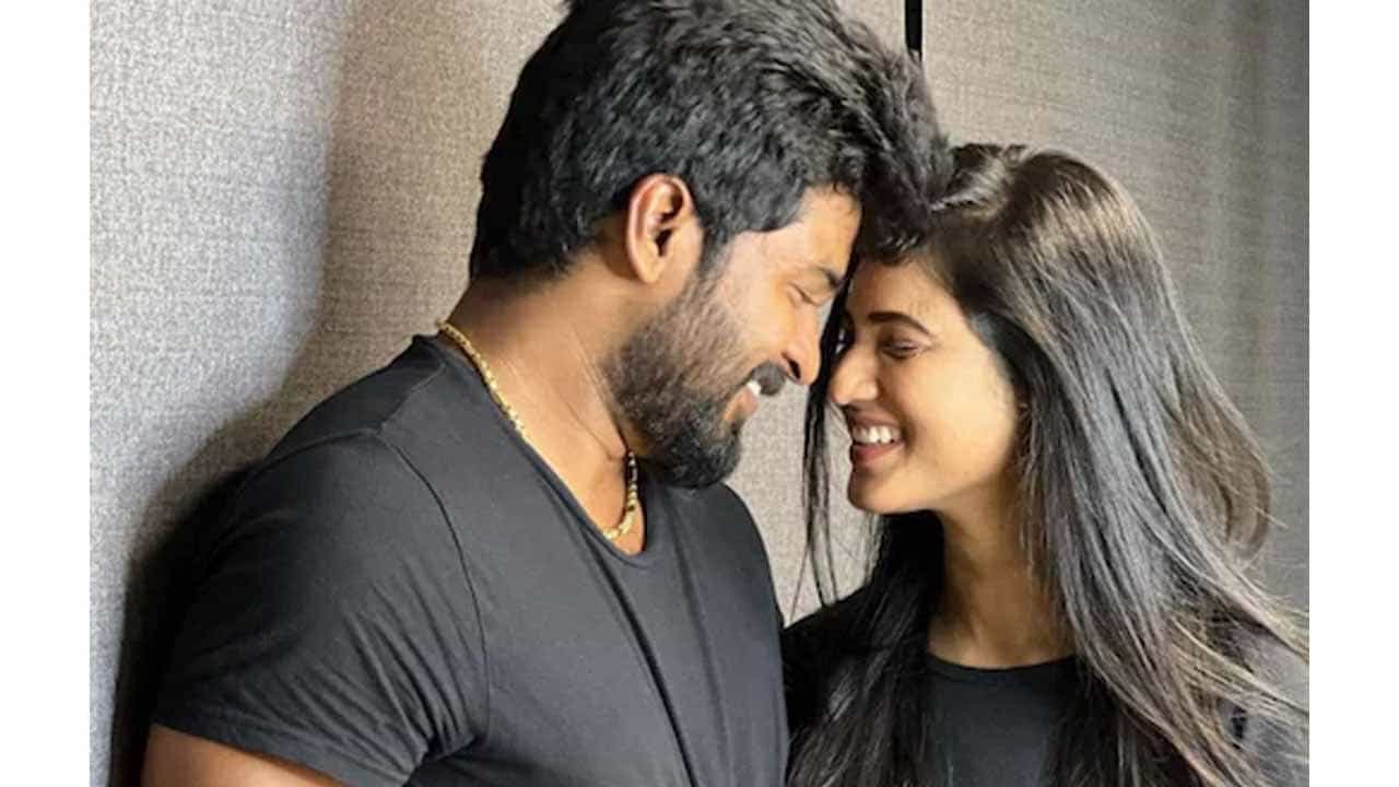 ಕಿರುತೆರೆ ನಟನ ಜತೆ ನಿಶ್ಚಿತಾರ್ಥ ಮಾಡಿಕೊಂಡ ಖ್ಯಾತ ಆ್ಯಂಕರ್; ವೈರಲ್ ಆಯ್ತು ಫೋಟೋ ಕಿರುತೆರೆ ನಟನ ಜತೆ ನಿಶ್ಚಿತಾರ್ಥ ಮಾಡಿಕೊಂಡ ಖ್ಯಾತ ಆ್ಯಂಕರ್; ವೈರಲ್ ಆಯ್ತು ಫೋಟೋ