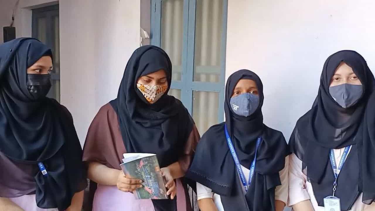 ಮತ್ತೆ ಶುರುವಾದ ಹಿಜಾಬ್ ವಿವಾದ; ತರಗತಿಗಳಲ್ಲಿ ಮಾತ್ರವಲ್ಲ, ಕ್ಯಾಂಪಸ್ನಲ್ಲೂ ಹಿಜಾಬ್ಗೆ ಅವಕಾಶವಿಲ್ಲ ಎಂದು ಸ್ಪಷ್ಟ ಪಡಿಸಿದ ಮಂಗಳೂರು ವಿವಿ ಪ್ರಾಂಶುಪಾಲೆ ಅನುಸೂಯ ರೈ ಮತ್ತೆ ಶುರುವಾದ ಹಿಜಾಬ್ ವಿವಾದ; ತರಗತಿಗಳಲ್ಲಿ ಮಾತ್ರವಲ್ಲ, ಕ್ಯಾಂಪಸ್ನಲ್ಲೂ ಹಿಜಾಬ್ಗೆ ಅವಕಾಶವಿಲ್ಲ ಎಂದು ಸ್ಪಷ್ಟ ಪಡಿಸಿದ ಮಂಗಳೂರು ವಿವಿ ಪ್ರಾಂಶುಪಾಲೆ ಅನುಸೂಯ ರೈ