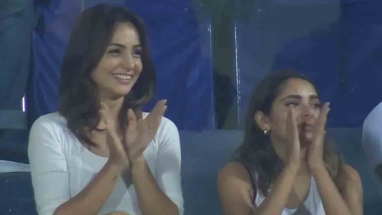 IPL 2022: ರೋಚಕ ಪಂದ್ಯದ ಮಧ್ಯೆ ಕ್ಯಾಮೆರಾ ಕಣ್ಣಿಗೆ ಕಂಡ ಇಬ್ಬರು ಸುಂದರ ಯುವತಿಯರು: ಯಾರಿವರು? IPL 2022: ರೋಚಕ ಪಂದ್ಯದ ಮಧ್ಯೆ ಕ್ಯಾಮೆರಾ ಕಣ್ಣಿಗೆ ಕಂಡ ಇಬ್ಬರು ಸುಂದರ ಯುವತಿಯರು: ಯಾರಿವರು?