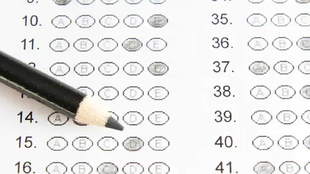 ಕೇರಳ ಯೂನಿವರ್ಸಿಟಿಯ ಎಡವಟ್ಟು; ವಿದ್ಯಾರ್ಥಿಗೆ ಪರೀಕ್ಷೆಯಲ್ಲಿ ಪ್ರಶ್ನೆ ಪತ್ರಿಕೆ ನೀಡುವ ಬದಲು ಮತ್ತೇನೋ ಕೊಟ್ಟ ಮೇಲ್ವಿಚಾರಕರು ! ಕೇರಳ ಯೂನಿವರ್ಸಿಟಿಯ ಎಡವಟ್ಟು; ವಿದ್ಯಾರ್ಥಿಗೆ ಪರೀಕ್ಷೆಯಲ್ಲಿ ಪ್ರಶ್ನೆ ಪತ್ರಿಕೆ ನೀಡುವ ಬದಲು ಮತ್ತೇನೋ ಕೊಟ್ಟ ಮೇಲ್ವಿಚಾರಕರು !