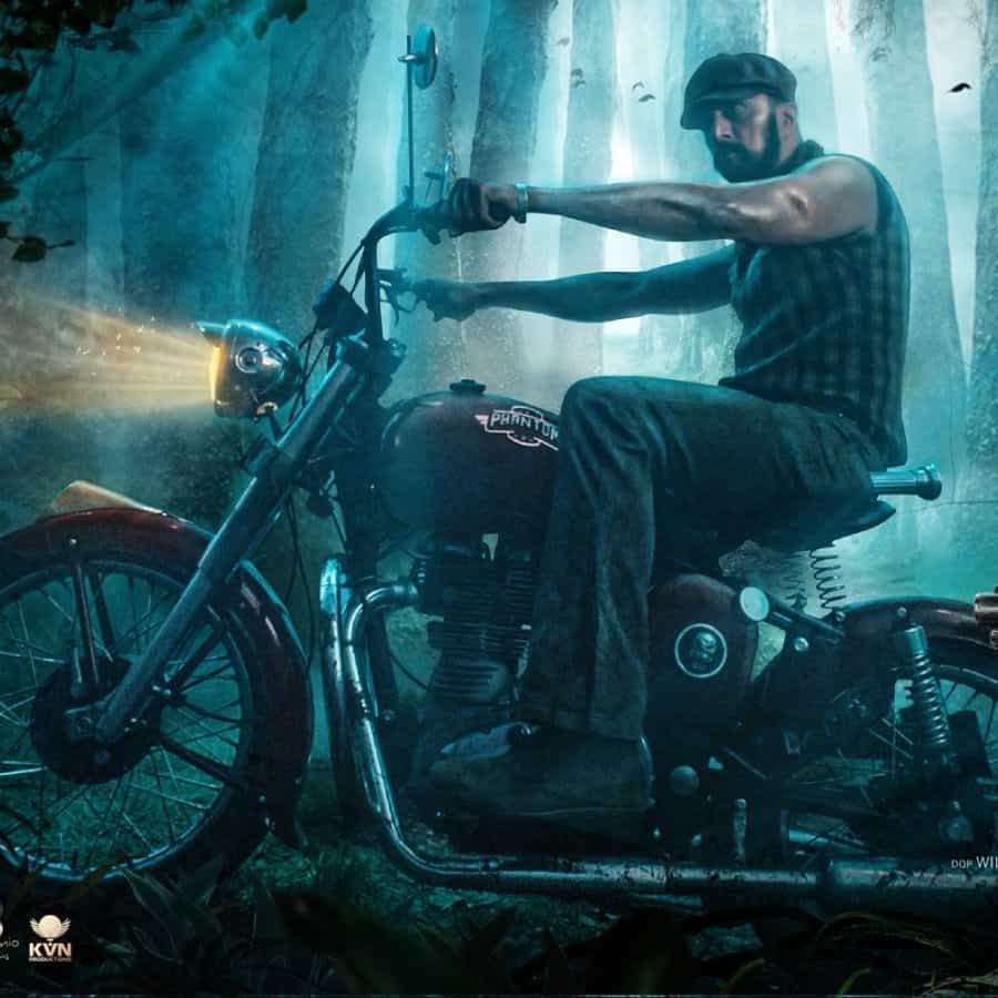 ಕಿಚ್ಚ ಸುದೀಪ್ ನಟನೆಯ ‘ವಿಕ್ರಾಂತ್ ರೋಣ’ಕ್ಕೆ ಅಭಿಮಾನಿಗಳು ದೀರ್ಘಕಾಲದಿಂದ ಕಾದಿದ್ದಾರೆ. ಅನಿವಾರ್ಯ ಕಾರಣಗಳಿಂದ ಫೆಬ್ರವರಿಯಲ್ಲಿ ರಿಲೀಸ್ ಆಗಬೇಕಿದ್ದ ಚಿತ್ರವನ್ನು ಮುಂದೂಡಲಾಗಿತ್ತು. ಚಿತ್ರತಂಡ ಇನ್ನಷ್ಟೇ ಹೊಸ ಬಿಡುಗಡೆ ದಿನಾಂಕವನ್ನು ಘೋಷಿಸಬೇಕಿದ್ದು, ಅದರ ಬಗ್ಗೆ ಕಾತರ ಮೂಡಿದೆ.