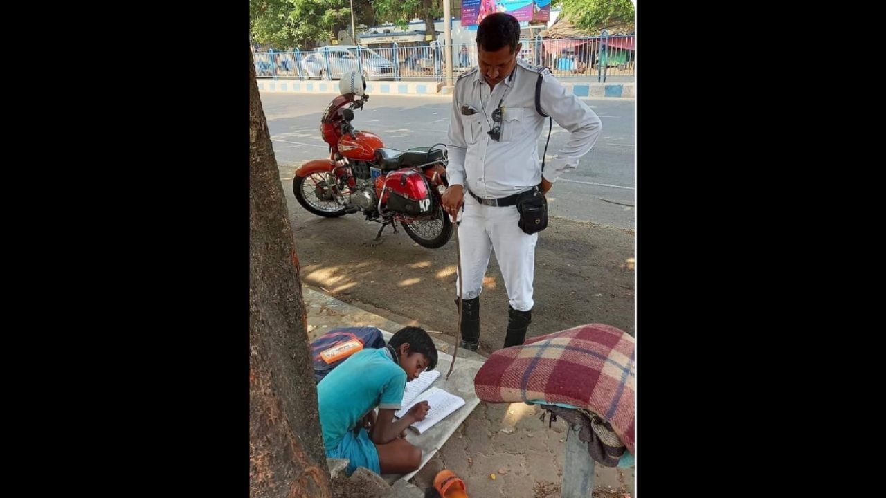 ಒತ್ತಡದ ಕೆಲಸದ ನಡುವೆಯೇ ನಿರಾಶ್ರಿತ ಬಾಲಕನ ಓದಿಗೆ ಸಹಾಯ ಮಾಡುತ್ತಿರುವ ಟ್ರಾಫಿಕ್ ಪೊಲೀಸ್; ನೆಟ್ಟಿಗರಿಂದ ವ್ಯಾಪಕ ಮೆಚ್ಚುಗೆ