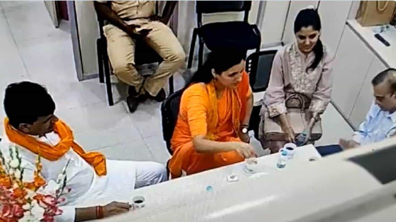 Video: ಬಂಧಿತ ಸಂಸದೆ ನವನೀತ್ ರಾಣಾ ಆರೋಪಕ್ಕೆ ವಿಡಿಯೋ ಮೂಲಕ ತಿರುಗೇಟು ಕೊಟ್ಟ ಮುಂಬೈ ಪೊಲೀಸ್ ಆಯುಕ್ತ ಸಂಜಯ್ ಪಾಂಡೆ Video: ಬಂಧಿತ ಸಂಸದೆ ನವನೀತ್ ರಾಣಾ ಆರೋಪಕ್ಕೆ ವಿಡಿಯೋ ಮೂಲಕ ತಿರುಗೇಟು ಕೊಟ್ಟ ಮುಂಬೈ ಪೊಲೀಸ್ ಆಯುಕ್ತ ಸಂಜಯ್ ಪಾಂಡೆ