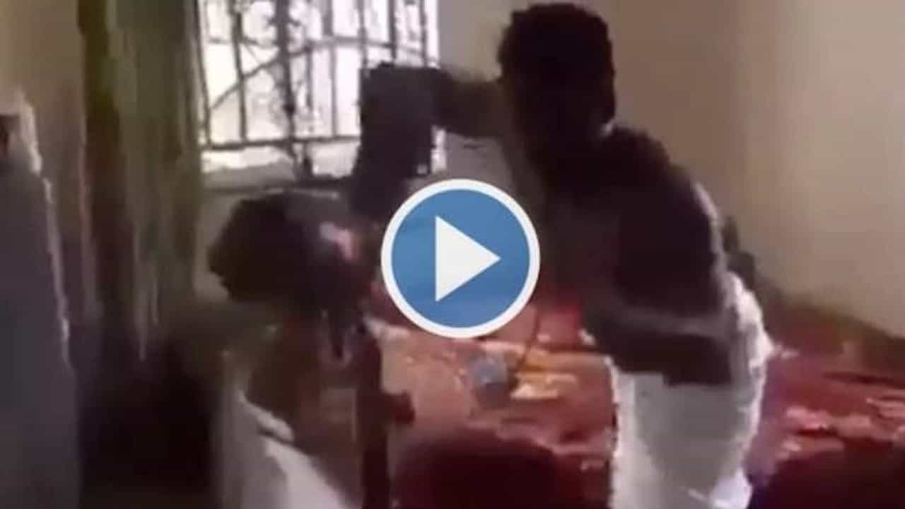 Viral Video: ವಿದ್ಯುತ್ ಇಲ್ಲದಿದ್ದರೂ ಫ್ಯಾನ್ ತಿರುಗುವಂತೆ ಮಾಡೋದು ಹೇಗೆ? ಮಜವಾದ ವಿಡಿಯೋ ಇಲ್ಲಿದೆ Viral Video: ವಿದ್ಯುತ್ ಇಲ್ಲದಿದ್ದರೂ ಫ್ಯಾನ್ ತಿರುಗುವಂತೆ ಮಾಡೋದು ಹೇಗೆ? ಮಜವಾದ ವಿಡಿಯೋ ಇಲ್ಲಿದೆ