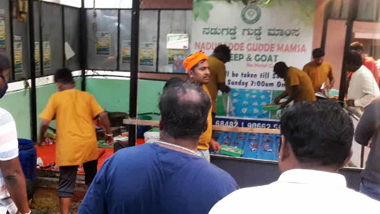 ಜಟ್ಕಾ VS ಹಲಾಲ್: ಯುಗಾದಿ ಹೊಸತೊಡಕಿಗಾಗಿ ಮಾಂಸಖರೀದಿಗೆ ಮುಗಿಬಿದ್ದ ಜನ ಜಟ್ಕಾ VS ಹಲಾಲ್: ಯುಗಾದಿ ಹೊಸತೊಡಕಿಗಾಗಿ ಮಾಂಸಖರೀದಿಗೆ ಮುಗಿಬಿದ್ದ ಜನ