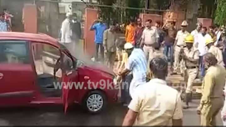 ಬೆಳಗಾವಿಯಲ್ಲಿ ಹಿಂದೂ ವ್ಯಕ್ತಿಯ ಕಾರಿಗೆ ಬೆಂಕಿ ಹೊತ್ತಿಕೊಂಡಾಗ ನೆರವಿಗೆ ಧಾವಿಸಿದ್ದು ಒಬ್ಬ ಮುಸ್ಲಿಂ ವ್ಯಕ್ತಿ! ಬೆಳಗಾವಿಯಲ್ಲಿ ಹಿಂದೂ ವ್ಯಕ್ತಿಯ ಕಾರಿಗೆ ಬೆಂಕಿ ಹೊತ್ತಿಕೊಂಡಾಗ ನೆರವಿಗೆ ಧಾವಿಸಿದ್ದು ಒಬ್ಬ ಮುಸ್ಲಿಂ ವ್ಯಕ್ತಿ!
