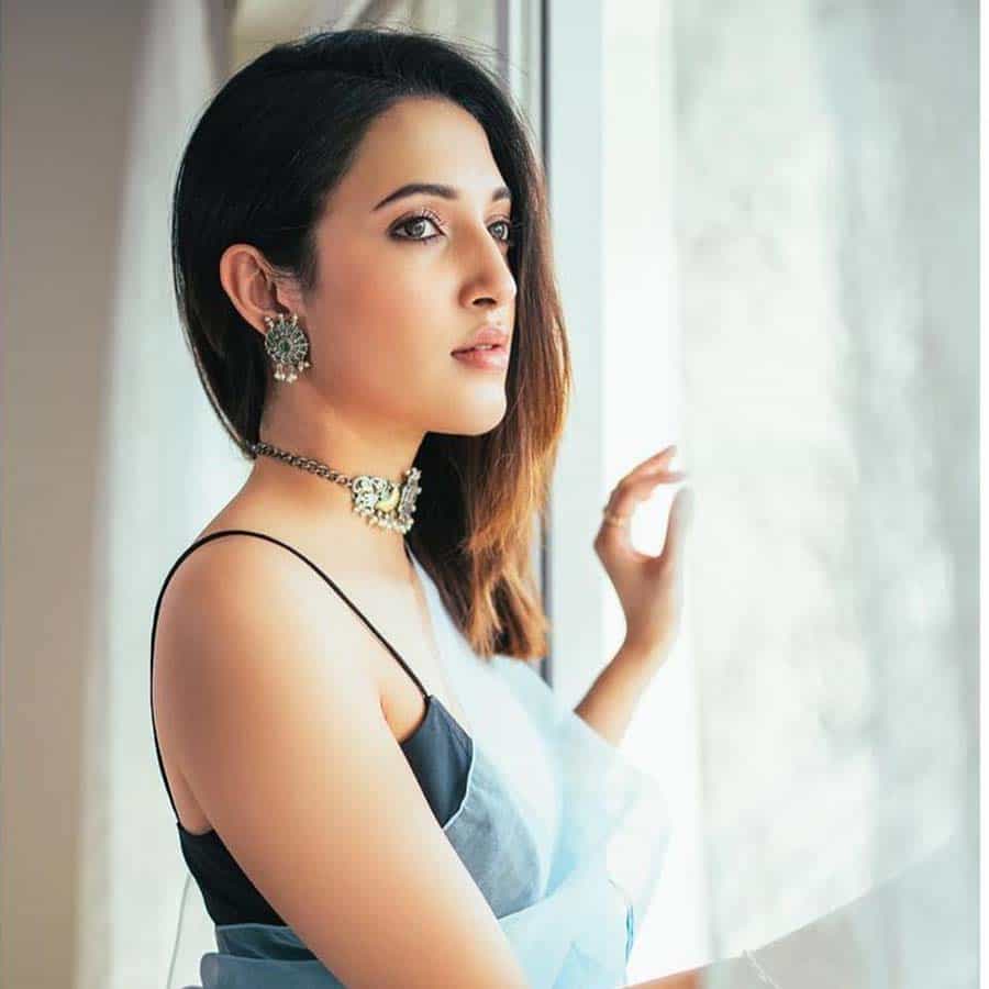 ನಟಿ ನೇಹಾ ಶೆಟ್ಟಿಗೆ ದಕ್ಷಿಣ ಭಾರತದಲ್ಲಿ ಭಾರೀ ಬೇಡಿಕೆ ಇದೆ. ‘ಮುಂಗಾರು ಮಳೆ 2’ ಸಿನಿಮಾದಲ್ಲಿ ಅವರು ಗಣೇಶ್ಗೆ ಜತೆಯಾಗಿ ಕಾಣಿಸಿಕೊಂಡಿದ್ದರು. ಈ ಮೂಲಕ ಖ್ಯಾತಿ ಹೆಚ್ಚಿಸಿಕೊಂಡಿದ್ದರು. ತೆಲುಗು ಚಿತ್ರರಂಗದಲ್ಲೂ ಅವರು ಗುರುತಿಸಿಕೊಂಡಿದ್ದಾರೆ.