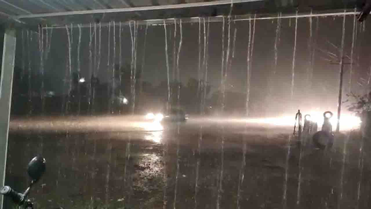 ಇಂದು ಬೆಂಗಳೂರಿನಲ್ಲಿ ಮಳೆಗೆ ಬಿಡುವು; ಗ್ರಾಮಾಂತರದಲ್ಲಿ ವರುಣನ ಆರ್ಭಟ, ಹಲವು ಕಡೆ ಭಾರಿ ಅನಾಹುತ ಇಂದು ಬೆಂಗಳೂರಿನಲ್ಲಿ ಮಳೆಗೆ ಬಿಡುವು; ಗ್ರಾಮಾಂತರದಲ್ಲಿ ವರುಣನ ಆರ್ಭಟ, ಹಲವು ಕಡೆ ಭಾರಿ ಅನಾಹುತ