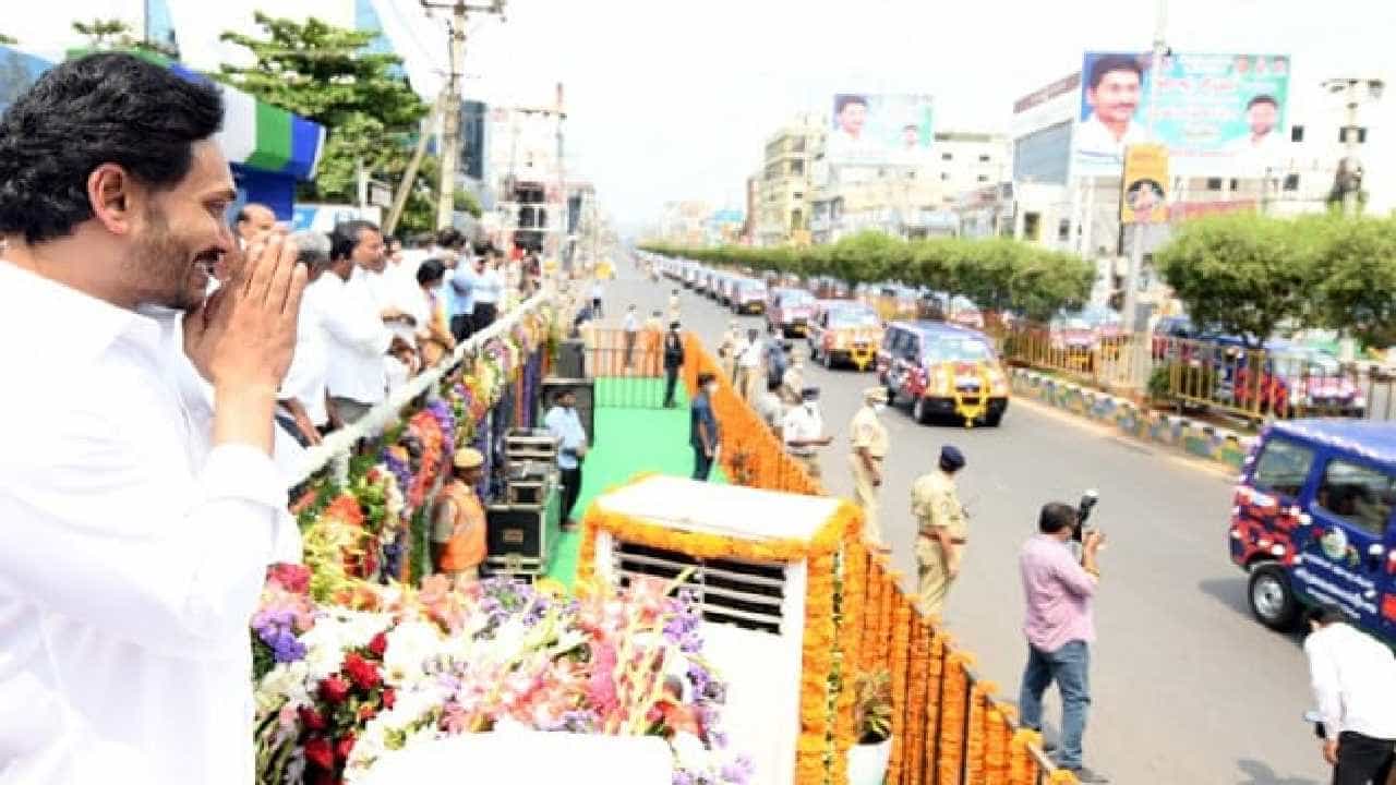 ಗರ್ಭಿಣಿಯರನ್ನು ಆಸ್ಪತ್ರೆಗೆ ಸಾಗಿಸಲು 500 ಉಚಿತ ಎಸಿ ವ್ಯಾನ್ಗಳಿಗೆ ಆಂಧ್ರ ಪ್ರದೇಶ ಸಿಎಂ ಚಾಲನೆ ಗರ್ಭಿಣಿಯರನ್ನು ಆಸ್ಪತ್ರೆಗೆ ಸಾಗಿಸಲು 500 ಉಚಿತ ಎಸಿ ವ್ಯಾನ್ಗಳಿಗೆ ಆಂಧ್ರ ಪ್ರದೇಶ ಸಿಎಂ ಚಾಲನೆ