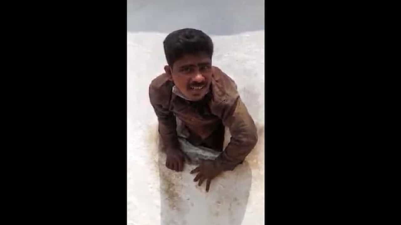 Viral Video: ದೇವಸ್ಥಾನದ ಒಡವೆ ಕದಿಯಲು ತಾನೇ ಕೊರೆದ ರಂಧ್ರದಲ್ಲಿ ಸಿಕ್ಕಿಹಾಕಿಕೊಂಡ ಕಳ್ಳ; ಆಮೇಲೇನಾಯ್ತು? Viral Video: ದೇವಸ್ಥಾನದ ಒಡವೆ ಕದಿಯಲು ತಾನೇ ಕೊರೆದ ರಂಧ್ರದಲ್ಲಿ ಸಿಕ್ಕಿಹಾಕಿಕೊಂಡ ಕಳ್ಳ; ಆಮೇಲೇನಾಯ್ತು?