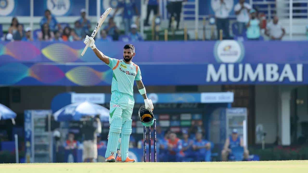ಐಪಿಎಲ್ನ 26ನೇ ಪಂದ್ಯದಲ್ಲಿ ಮುಂಬೈ ಇಂಡಿಯನ್ಸ್ ವಿರುದ್ದ ಲಕ್ನೋ ಸೂಪರ್ ಜೈಂಟ್ಸ್ ತಂಡದ ನಾಯಕ ಕೆಎಲ್ ರಾಹುಲ್ ಭರ್ಜರಿ ಶತಕ ಸಿಡಿಸಿ ಮಿಂಚಿದ್ದಾರೆ. ವಿಶೇಷ ಎಂದರೆ ಇದು ಐಪಿಎಲ್ನಲ್ಲಿ ಕೆಎಲ್ ರಾಹುಲ್ ಅವರ ನೂರನೇ ಪಂದ್ಯ. ಶತಕದ ಪಂದ್ಯದಲ್ಲಿ ಸೆಂಚುರಿ ಸಿಡಿಸುವ ಮೂಲಕ ಕೆಎಲ್ ರಾಹುಲ್ ಹಲವು ದಾಖಲೆಗಳನ್ನು ಕೂಡ ತಮ್ಮದಾಗಿಸಿಕೊಂಡಿದ್ದಾರೆ.