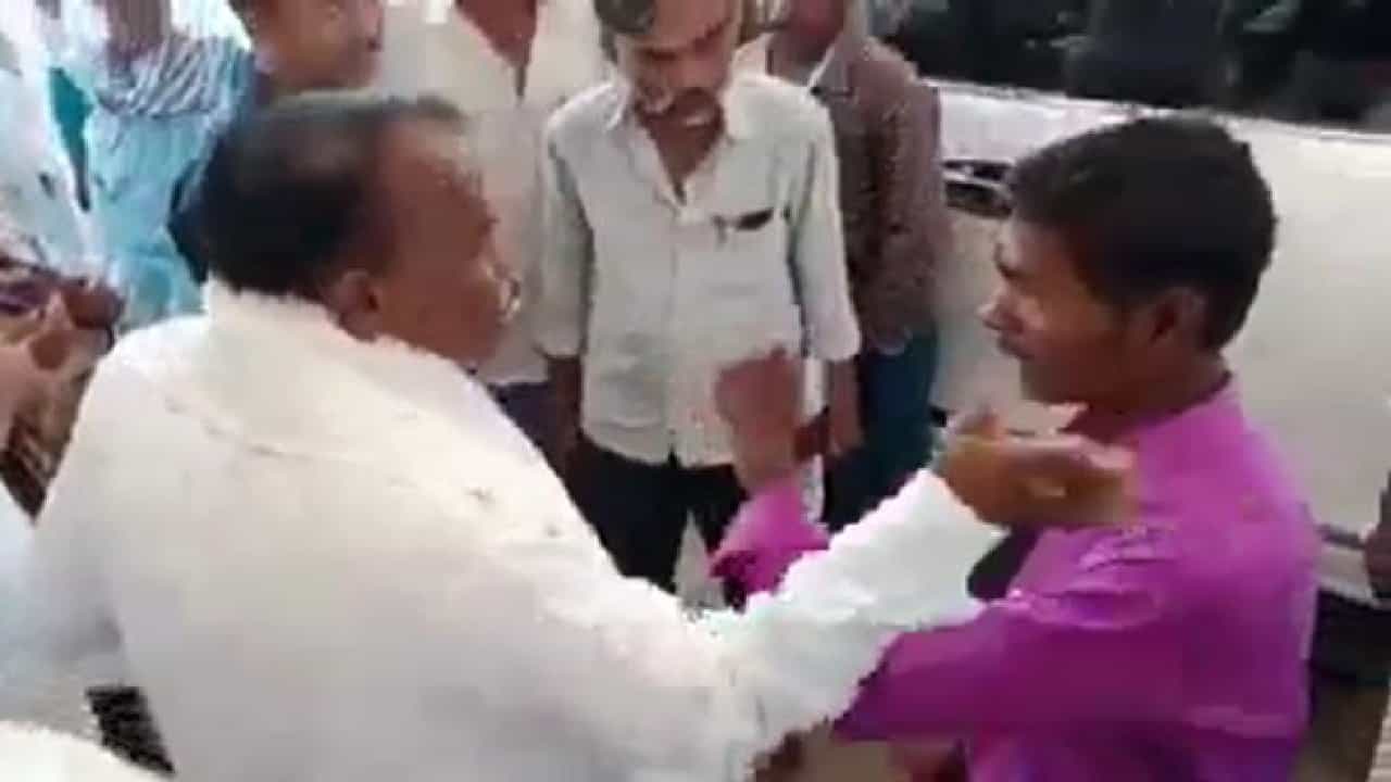 ಕೆಟ್ಟ ಮಾತಾಡಿದ್ದಕ್ಕೆ ಬುದ್ಧಿ ಹೇಳಿದೆ; ಯುವಕನಿಗೆ ಕಪಾಳಮೋಕ್ಷ ಮಾಡಿದ್ದಕ್ಕೆ ಪಾವಗಡ ಶಾಸಕ ಸಮರ್ಥನೆ ಕೆಟ್ಟ ಮಾತಾಡಿದ್ದಕ್ಕೆ ಬುದ್ಧಿ ಹೇಳಿದೆ; ಯುವಕನಿಗೆ ಕಪಾಳಮೋಕ್ಷ ಮಾಡಿದ್ದಕ್ಕೆ ಪಾವಗಡ ಶಾಸಕ ಸಮರ್ಥನೆ