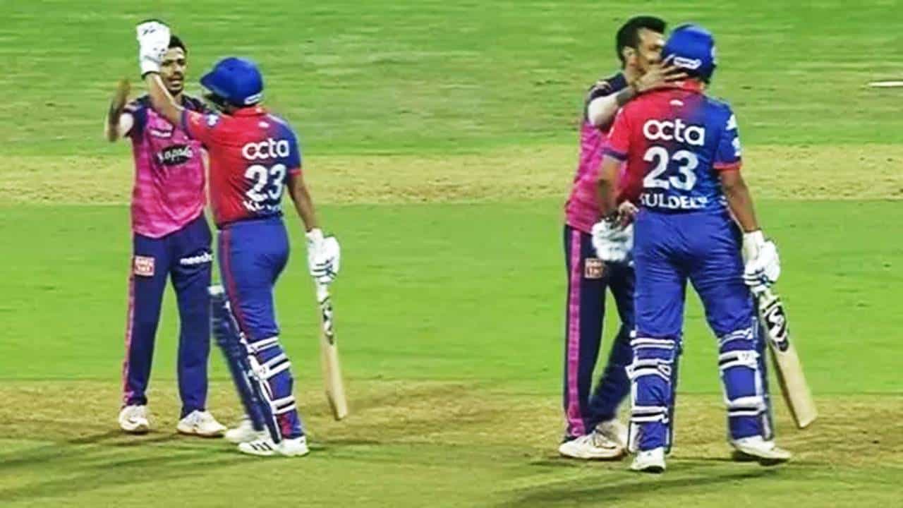 IPL 2022: ನೋ ಬಾಲ್ ವಿವಾದದ ನಡುವೆ, ಕುಲ್ಚಾ ಜೋಡಿಯದ್ದು ಬೇರೆಯದ್ದೇ ಜಗಳ IPL 2022: ನೋ ಬಾಲ್ ವಿವಾದದ ನಡುವೆ, ಕುಲ್ಚಾ ಜೋಡಿಯದ್ದು ಬೇರೆಯದ್ದೇ ಜಗಳ