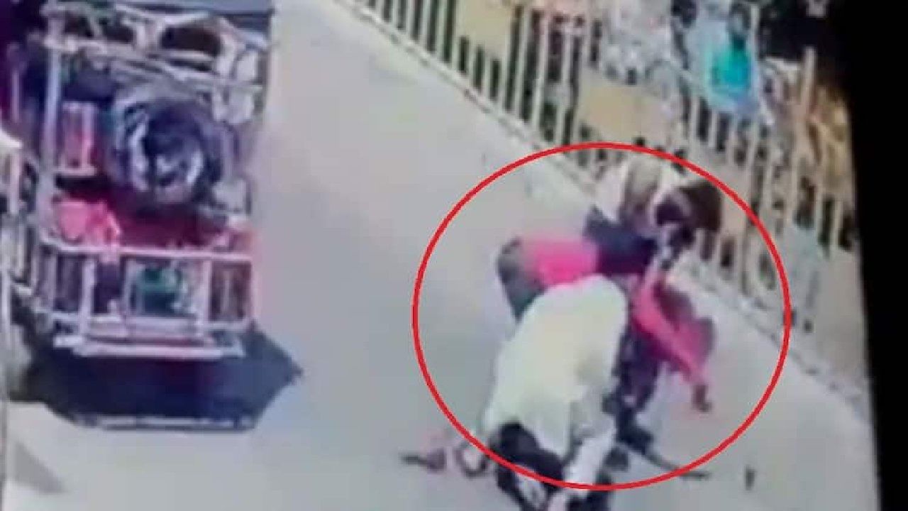 Viral Video: ಮೀರತ್​ನಲ್ಲಿ ನಡು ರಸ್ತೆಯಲ್ಲೇ ವ್ಯಕ್ತಿಯನ್ನು ಇರಿದು ಕೊಂದ ದುಷ್ಟರು; ಸಿಸಿಟಿವಿ ವಿಡಿಯೋ ವೈರಲ್