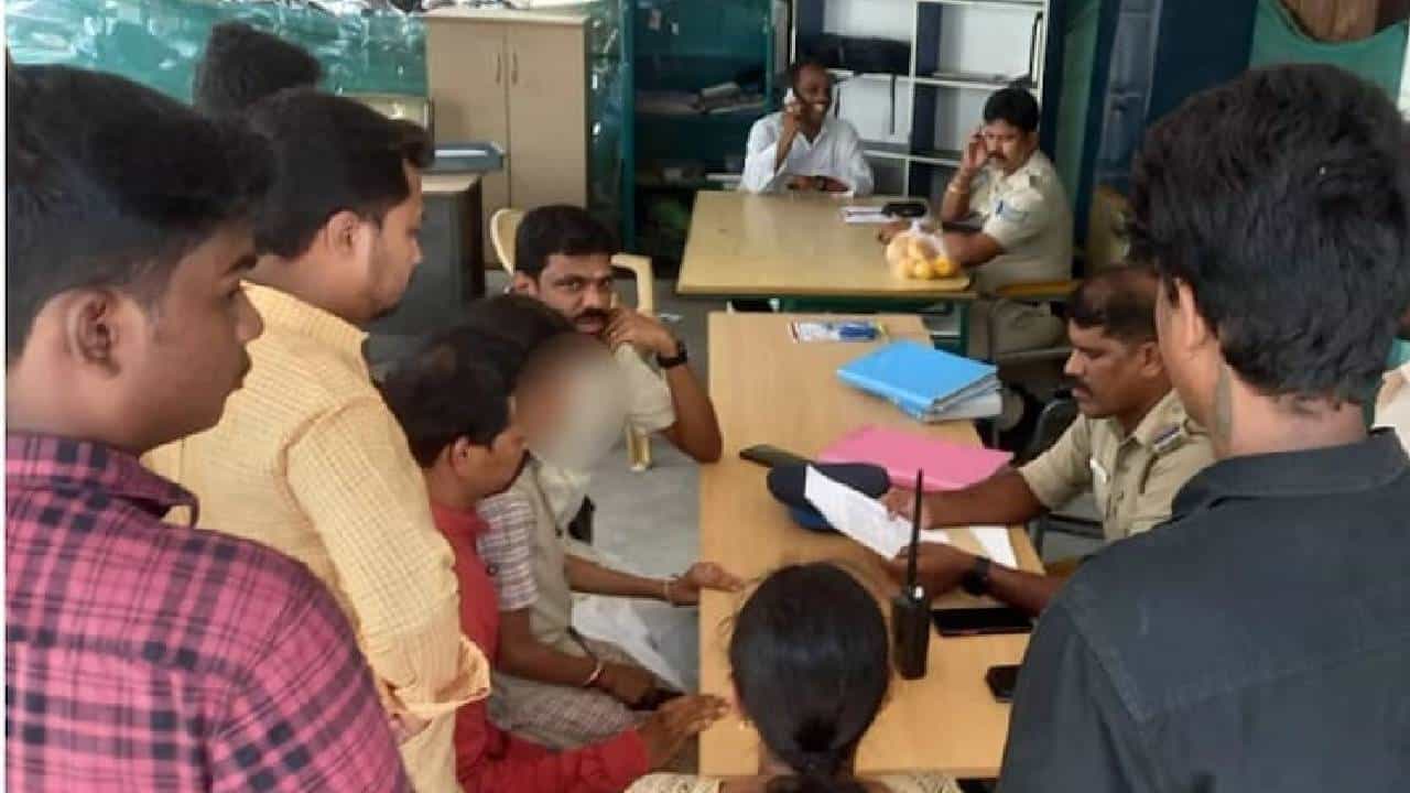 ತಮಿಳುನಾಡಿನ ಸರ್ಕಾರಿ ಶಾಲೆಯಲ್ಲಿ ವಿಭೂತಿ ಧರಿಸಿದ ವಿದ್ಯಾರ್ಥಿನಿಗೆ ಕಿರುಕುಳ; ಬಲವಂತವಾಗಿ ಮತಾಂತರಕ್ಕೆ ಯತ್ನ ತಮಿಳುನಾಡಿನ ಸರ್ಕಾರಿ ಶಾಲೆಯಲ್ಲಿ ವಿಭೂತಿ ಧರಿಸಿದ ವಿದ್ಯಾರ್ಥಿನಿಗೆ ಕಿರುಕುಳ; ಬಲವಂತವಾಗಿ ಮತಾಂತರಕ್ಕೆ ಯತ್ನ