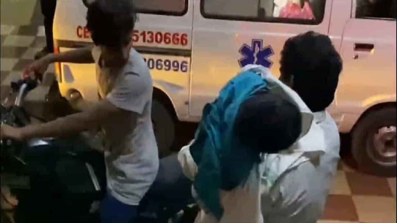 Viral Video: ಆ್ಯಂಬುಲೆನ್ಸ್ ಶುಲ್ಕ ಭರಿಸಲಾಗದೆ 90 ಕಿ.ಮೀ ಬೈಕ್ನಲ್ಲೇ ಮಗನ ಶವವನ್ನು ಹೊತ್ತೊಯ್ದ ತಂದೆ! Viral Video: ಆ್ಯಂಬುಲೆನ್ಸ್ ಶುಲ್ಕ ಭರಿಸಲಾಗದೆ 90 ಕಿ.ಮೀ ಬೈಕ್ನಲ್ಲೇ ಮಗನ ಶವವನ್ನು ಹೊತ್ತೊಯ್ದ ತಂದೆ!