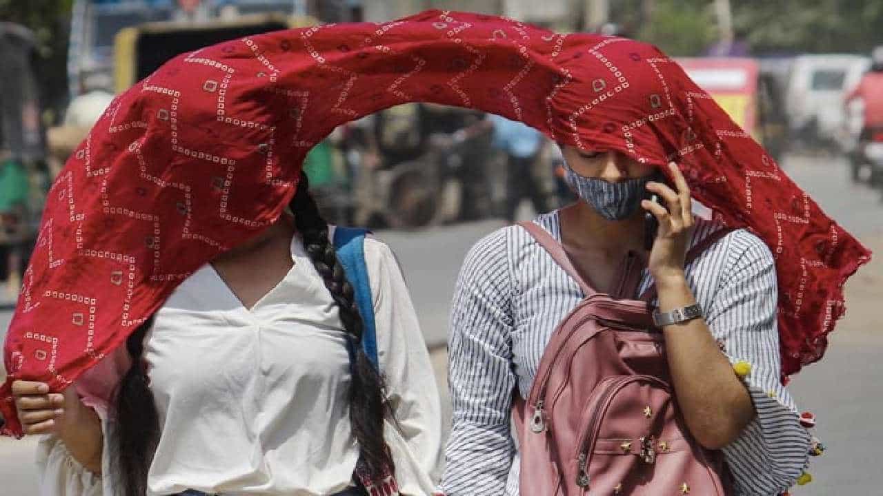 Beat the Heat: ಸುಡುವ ಬಿಸಿಲಿಂದ ನಿಮ್ಮನ್ನು ರಕ್ಷಿಸಿಕೊಳ್ಳಲು 5 ಮಾರ್ಗಗಳು ಇಲ್ಲಿವೆ Beat the Heat: ಸುಡುವ ಬಿಸಿಲಿಂದ ನಿಮ್ಮನ್ನು ರಕ್ಷಿಸಿಕೊಳ್ಳಲು 5 ಮಾರ್ಗಗಳು ಇಲ್ಲಿವೆ
