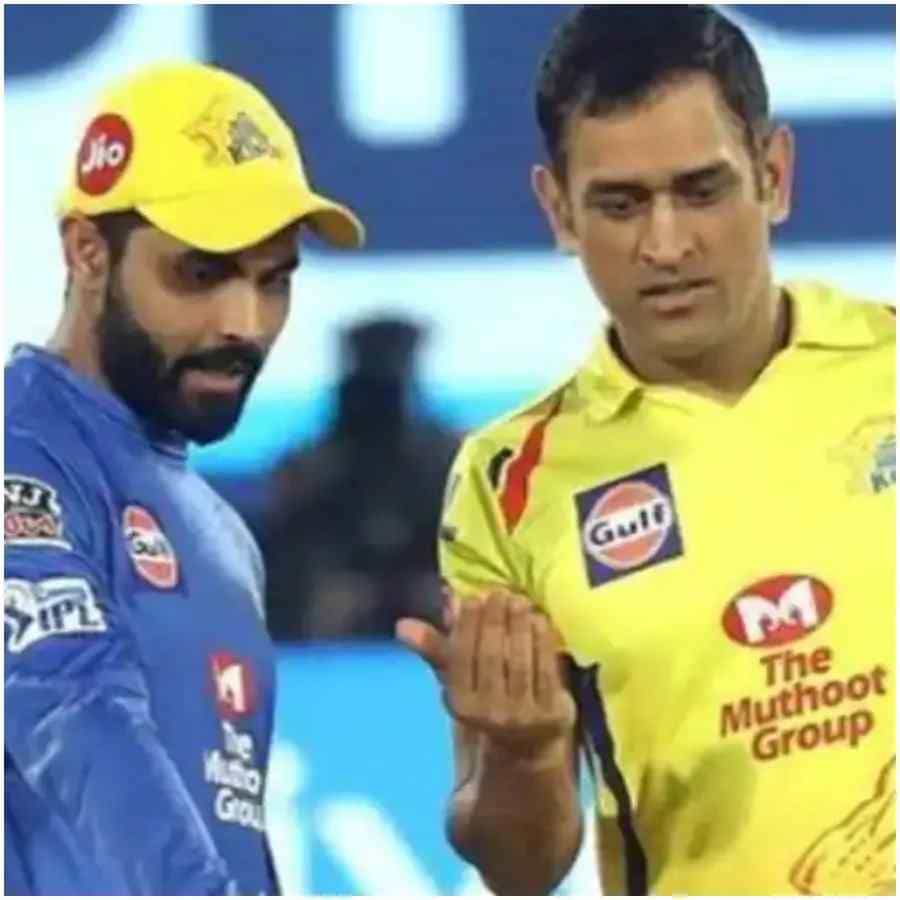 ಐಪಿಎಲ್ ಸೀಸನ್ 15 ಆರಂಭಕ್ಕೂ ಮುನ್ನ ಸಿಎಸ್ಕೆ ತಂಡವು ರವೀಂದ್ರ ಜಡೇಜಾ ಅವರನ್ನು ನಾಯಕನಾಗಿ ಆಯ್ಕೆ ಮಾಡುವ ಮೂಲಕ ಅಚ್ಚರಿ ಮೂಡಿಸಿತ್ತು. ಇದೀಗ ಐಪಿಎಲ್ನ ಅರ್ಧದಲ್ಲೇ ನಾಯಕತ್ವ ತೊರೆಯುವ ಮೂಲಕ ಜಡೇಜಾ ಎಲ್ಲರಿಗೂ ಶಾಕ್ ನೀಡಿದ್ದಾರೆ. ಇಲ್ಲಿ ಆಟದ ಮೇಲೆ ಗಮನ ಕೇಂದ್ರೀಕರಿಸಲು ನಾಯಕತ್ವ ತೊರೆಯುವುದಾಗಿ ಜಡೇಜಾ ಹೇಳಿದ್ದಾರೆ. ಆದರೆ ದಿಢೀರಣೆ ಇಂತಹ ನಿರ್ಧಾರಕ್ಕೆ ಇನ್ನೂ ಹಲವು ಕಾರಣಗಳಿವೆ ಎಂಬುದೇ ವಿಶೇಷ. ಹಾಗಿದ್ರೆ ನಾಯಕತ್ವದಿಂದ ಕೆಳಗಿಳಿಯಲು ಮುಖ್ಯ ಕಾರಣಗಳೇನು ನೋಡೋಣ...