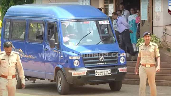 ಹುಬ್ಭಳ್ಳಿ ವಾಟ್ಸ್ಯಾಪ್ ಪೋಸ್ಟ್ ಖ್ಯಾತಿಯ ಪಿಯು ವಿದ್ಯಾರ್ಥಿ ಶುಕ್ರವಾರ ಪೊಲೀಸರೊಂದಿಗೆ ಬಂದು ಪರೀಕ್ಷೆ ಬರೆದ! ಹುಬ್ಭಳ್ಳಿ ವಾಟ್ಸ್ಯಾಪ್ ಪೋಸ್ಟ್ ಖ್ಯಾತಿಯ ಪಿಯು ವಿದ್ಯಾರ್ಥಿ ಶುಕ್ರವಾರ ಪೊಲೀಸರೊಂದಿಗೆ ಬಂದು ಪರೀಕ್ಷೆ ಬರೆದ!