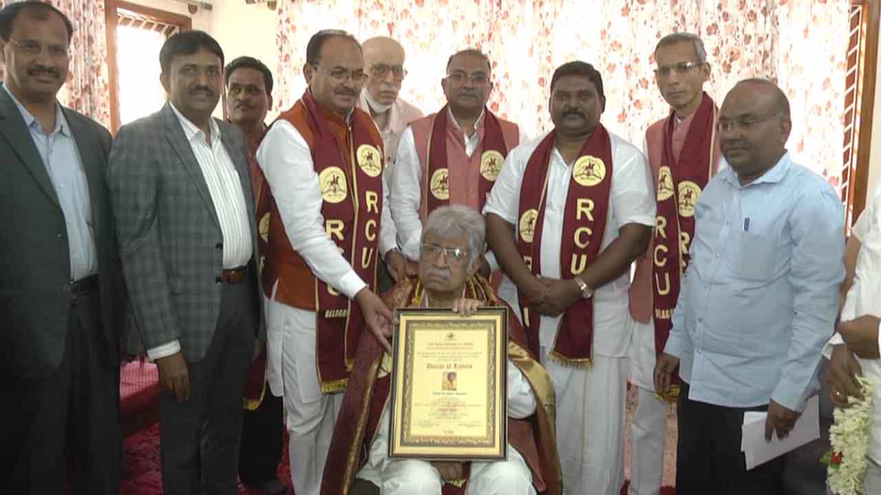 ಖ್ಯಾತ ಸರೋದ್ ವಾದಕ ಪಂಡಿತ್ ರಾಜೀವ್ ತಾರಾನಾಥ್ಗೆ ಡಾಕ್ಟರ್ ಆಫ್ ಲೆಟರ್ಸ್ ಗೌರವ ಡಾಕ್ಟರೇಟ್ ಪದವಿ ಪ್ರದಾನ ಖ್ಯಾತ ಸರೋದ್ ವಾದಕ ಪಂಡಿತ್ ರಾಜೀವ್ ತಾರಾನಾಥ್ಗೆ ಡಾಕ್ಟರ್ ಆಫ್ ಲೆಟರ್ಸ್ ಗೌರವ ಡಾಕ್ಟರೇಟ್ ಪದವಿ ಪ್ರದಾನ