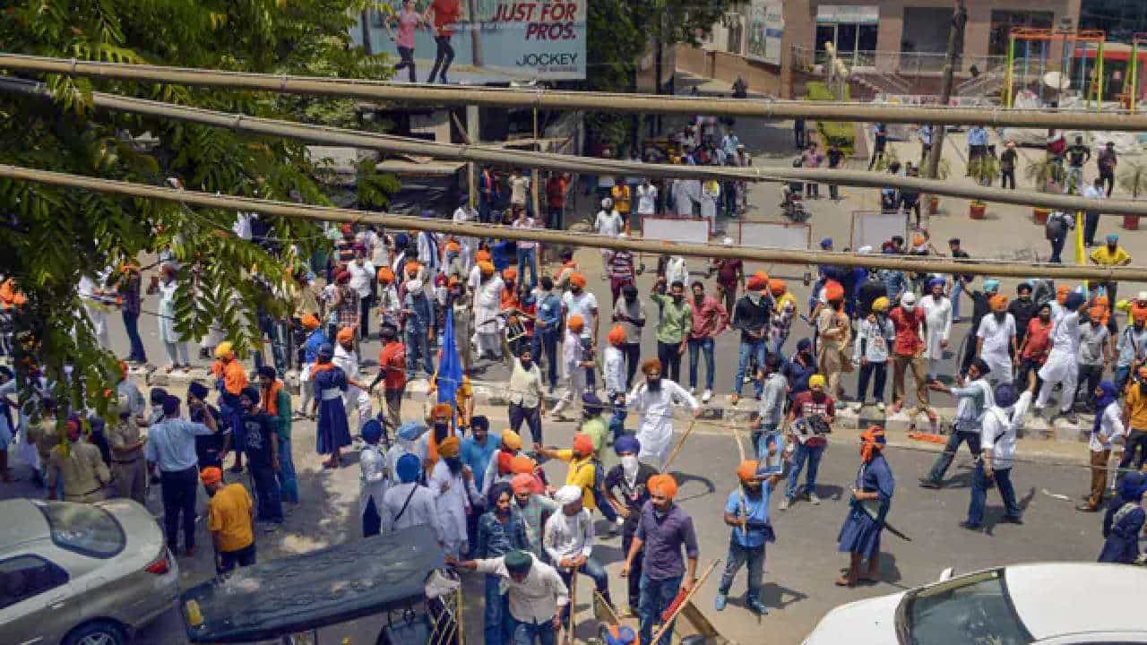 Patiala Violence: ಪಟಿಯಾಲಾ ಘರ್ಷಣೆ; ಮೊಬೈಲ್ ಇಂಟರ್ನೆಟ್ ಬಂದ್, 3 ಪೊಲೀಸ್ ಅಧಿಕಾರಿಗಳ ವರ್ಗಾವಣೆ Patiala Violence: ಪಟಿಯಾಲಾ ಘರ್ಷಣೆ; ಮೊಬೈಲ್ ಇಂಟರ್ನೆಟ್ ಬಂದ್, 3 ಪೊಲೀಸ್ ಅಧಿಕಾರಿಗಳ ವರ್ಗಾವಣೆ
