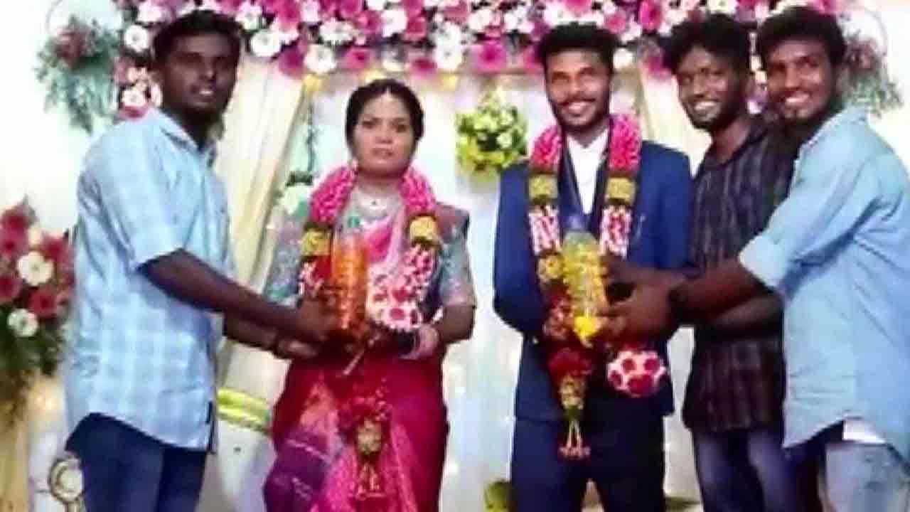 ತಮಿಳುನಾಡು ನವದಂಪತಿಗೆ ವಿವಾಹ ಮಂಟಪದಲ್ಲಿ ಪೆಟ್ರೋಲ್ ಡೀಸೆಲ್ ಕೊಡುಗೆ ತಮಿಳುನಾಡು ನವದಂಪತಿಗೆ ವಿವಾಹ ಮಂಟಪದಲ್ಲಿ ಪೆಟ್ರೋಲ್ ಡೀಸೆಲ್ ಕೊಡುಗೆ