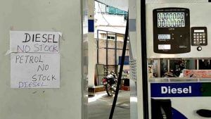 Petrol Diesel Price Increase: ಕಚ್ಚಾತೈಲ ದರ ಏರಿಕೆ ಹಿನ್ನೆಲೆ ಬೆಂಗಳೂರಿನ ಬಹುತೇಕ ಪೆಟ್ರೋಲ್ ಬಂಕ್​ಗಳಲ್ಲಿ ನೋ ಸ್ಟಾಕ್ ಬೋರ್ಡ್