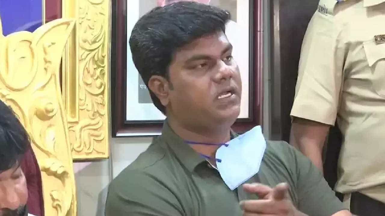 ಆರ್ಯನ್ ಖಾನ್ ಡ್ರಗ್ಸ್ ಪ್ರಕರಣದಲ್ಲಿ ಪ್ರಮುಖ ಸಾಕ್ಷಿಯಾಗಿದ್ದ ಪ್ರಭಾಕರ್ ಸೇಲ್ ಸಾವು; ವಕೀಲರಿಂದ ಮಾಹಿತಿ ಆರ್ಯನ್ ಖಾನ್ ಡ್ರಗ್ಸ್ ಪ್ರಕರಣದಲ್ಲಿ ಪ್ರಮುಖ ಸಾಕ್ಷಿಯಾಗಿದ್ದ ಪ್ರಭಾಕರ್ ಸೇಲ್ ಸಾವು; ವಕೀಲರಿಂದ ಮಾಹಿತಿ