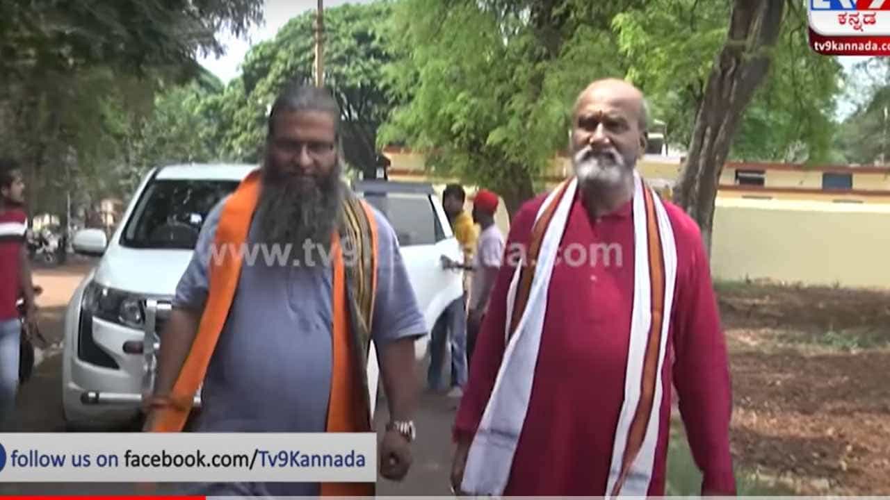 ಹಣ್ಣಿನಂಗಡಿ ಮೇಲೆ ನಡೆದ ದಾಂಧಲೆ ಅರೋಪದಲ್ಲಿ ಬಂಧನಕ್ಕೊಳಗಾಗಿರುವ ತಮ್ಮ ಕಾರ್ಯಕರ್ತರನ್ನು ಮುತಾಲಿಕ್ ಭೇಟಿಯಾದರು ಹಣ್ಣಿನಂಗಡಿ ಮೇಲೆ ನಡೆದ ದಾಂಧಲೆ ಅರೋಪದಲ್ಲಿ ಬಂಧನಕ್ಕೊಳಗಾಗಿರುವ ತಮ್ಮ ಕಾರ್ಯಕರ್ತರನ್ನು ಮುತಾಲಿಕ್ ಭೇಟಿಯಾದರು