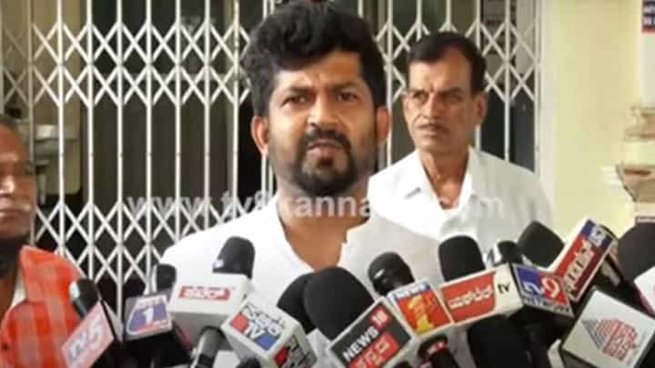 ಸಿದ್ದರಾಮಯ್ಯನವರ ಆಶೀರ್ವಾದದಿಂದಲೇ ಹುಬ್ಬಳ್ಳಿ ಗಲಭೆ ಆರೋಪಿತರ ಕುಟುಂಬಗಳಿಗೆ ಜಮೀರ್ ಸಹಾಯ ಮಾಡುತ್ತಿದ್ದಾರೆ: ಪ್ರತಾಪ್ ಸಿಂಹ ಸಿದ್ದರಾಮಯ್ಯನವರ ಆಶೀರ್ವಾದದಿಂದಲೇ ಹುಬ್ಬಳ್ಳಿ ಗಲಭೆ ಆರೋಪಿತರ ಕುಟುಂಬಗಳಿಗೆ ಜಮೀರ್ ಸಹಾಯ ಮಾಡುತ್ತಿದ್ದಾರೆ: ಪ್ರತಾಪ್ ಸಿಂಹ