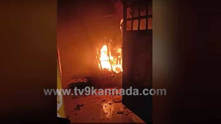 ಬಾಗೇಪಲ್ಲಿಯಲ್ಲೊಂದು ಅಹಿತಕರ ಘಟನೆ, ಉತ್ಸವಮೂರ್ತಿಗೆ ಪೆಟ್ರೋಲ್ ಸುರಿದು ಬೆಂಕಿ ಹಚ್ಚಿರುವ ಪ್ರಕರಣ ಬೆಳಕಿಗೆ ಬಾಗೇಪಲ್ಲಿಯಲ್ಲೊಂದು ಅಹಿತಕರ ಘಟನೆ, ಉತ್ಸವಮೂರ್ತಿಗೆ ಪೆಟ್ರೋಲ್ ಸುರಿದು ಬೆಂಕಿ ಹಚ್ಚಿರುವ ಪ್ರಕರಣ ಬೆಳಕಿಗೆ