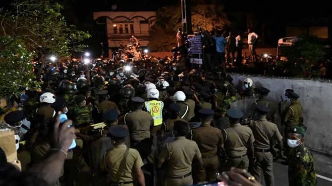 ಶ್ರೀಲಂಕಾನಲ್ಲಿ ಅರಾಜಕತೆ, ಅಧ್ಯಕ್ಷ ರಾಜಪಕ್ಸಾ ಮನೆ ಮುಂದೆ ಸಾವಿರಾರು ಜನರಿಂದ ಪ್ರತಿಭಟನೆ ಶ್ರೀಲಂಕಾನಲ್ಲಿ ಅರಾಜಕತೆ, ಅಧ್ಯಕ್ಷ ರಾಜಪಕ್ಸಾ ಮನೆ ಮುಂದೆ ಸಾವಿರಾರು ಜನರಿಂದ ಪ್ರತಿಭಟನೆ