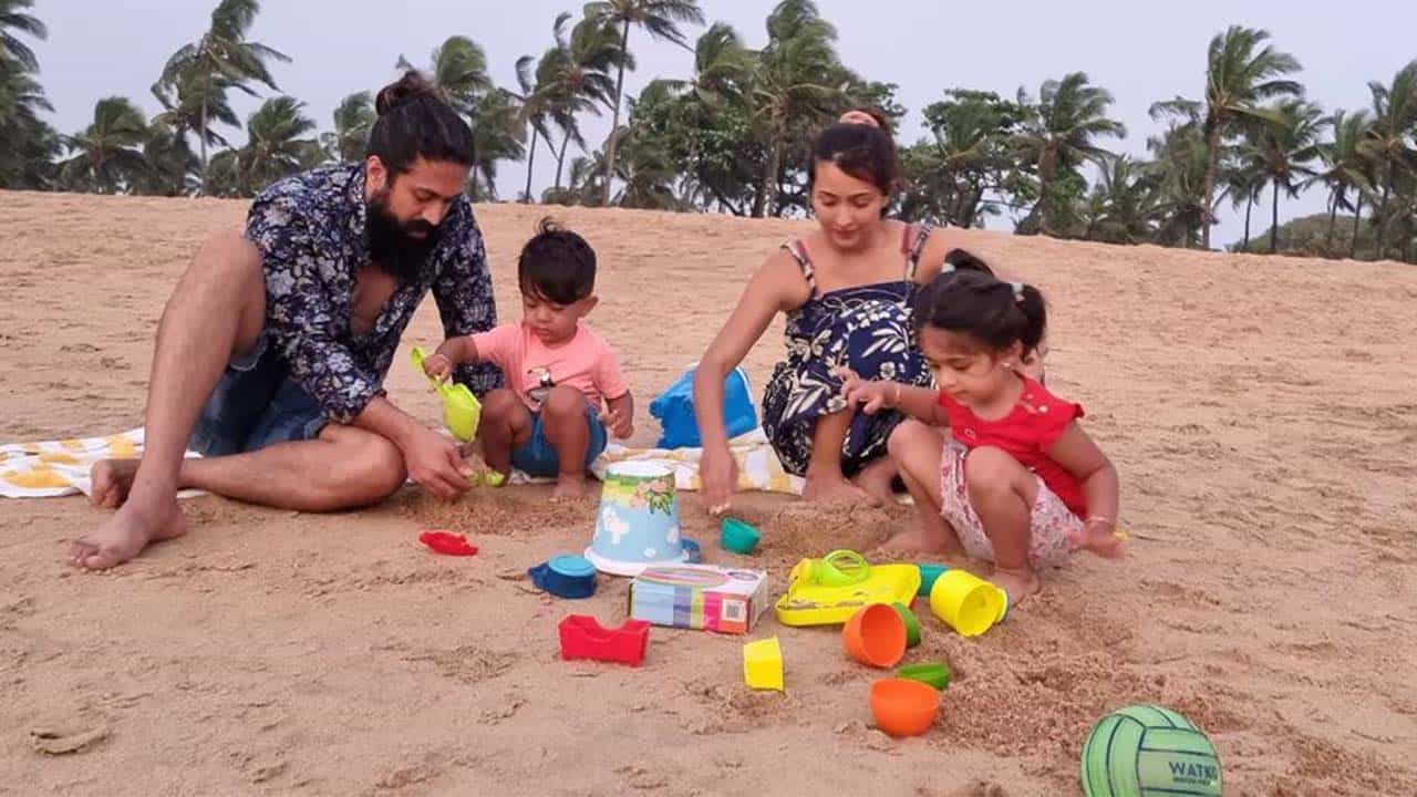 Radhika Pandit: ರಜೆಯ ಮೂಡ್ನಲ್ಲಿ ಯಶ್, ರಾಧಿಕಾ ಪಂಡಿತ್; ಮರಳಿನಲ್ಲಿ ಮಕ್ಕಳ ಜತೆ ಆಟ ಆಡಿದ ದಂಪತಿ Radhika Pandit: ರಜೆಯ ಮೂಡ್ನಲ್ಲಿ ಯಶ್, ರಾಧಿಕಾ ಪಂಡಿತ್; ಮರಳಿನಲ್ಲಿ ಮಕ್ಕಳ ಜತೆ ಆಟ ಆಡಿದ ದಂಪತಿ