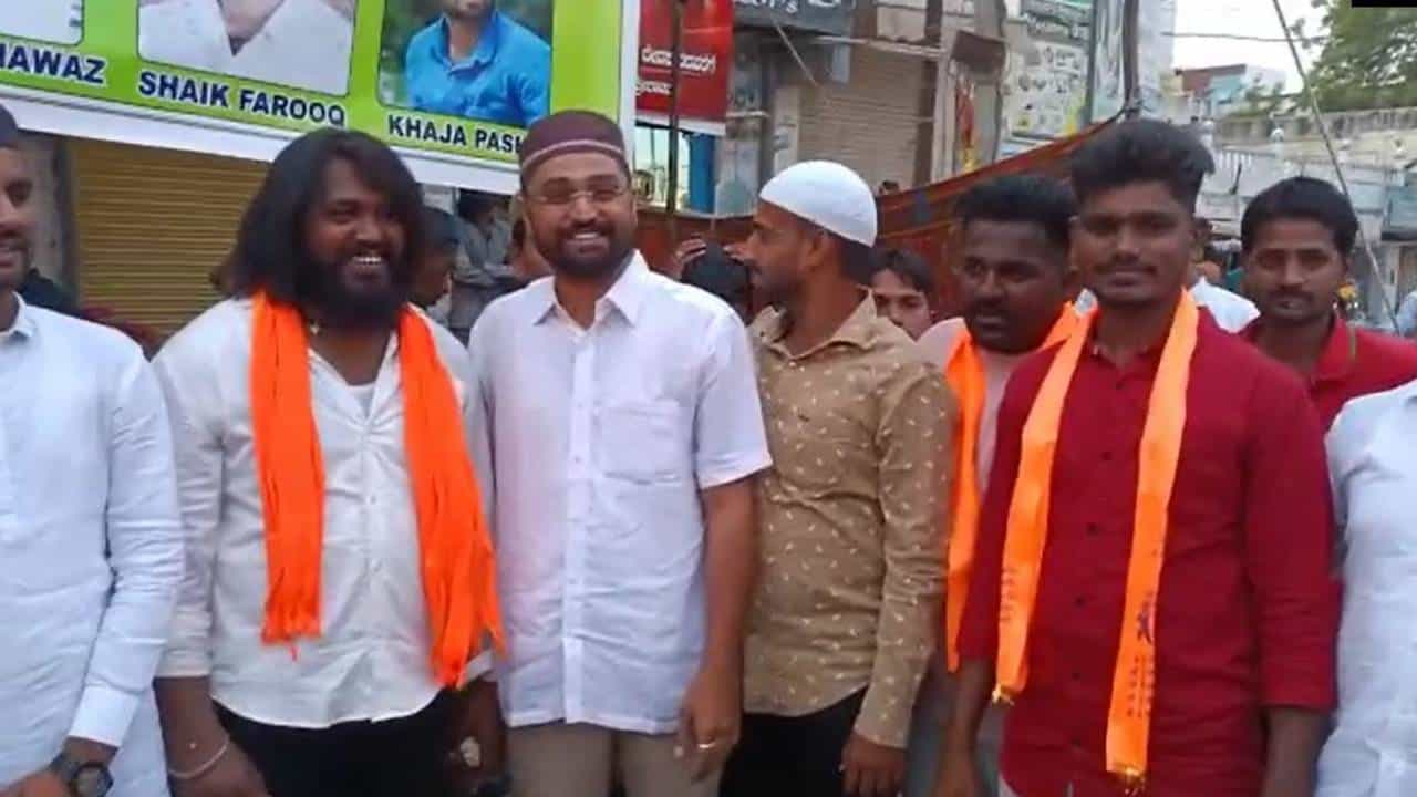Rama Navami 2022: ಪರಸ್ಪರ ರಾಮ ನವಮಿ, ರಂಜಾನ್ ಹಬ್ಬದ ಶುಭಕೋರಿ ಭಾವೈಕ್ಯತೆ ಸಾರಿದ ಯುವಕರು Rama Navami 2022: ಪರಸ್ಪರ ರಾಮ ನವಮಿ, ರಂಜಾನ್ ಹಬ್ಬದ ಶುಭಕೋರಿ ಭಾವೈಕ್ಯತೆ ಸಾರಿದ ಯುವಕರು