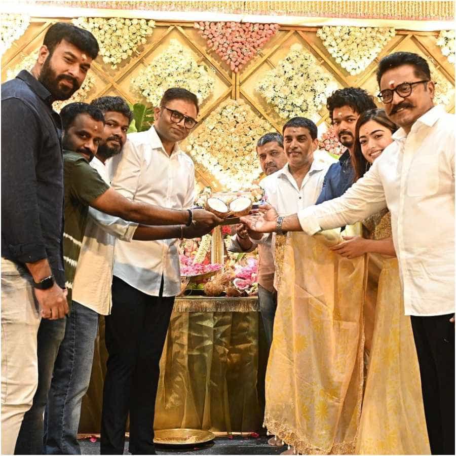 ರಶ್ಮಿಕಾ ಮಂದಣ್ಣ ಅವರು ಮೊದಲಿನಿಂದಲೂ ದಳಪತಿ ವಿಜಯ್ ಅಭಿಮಾನಿಗಳಿಗೆ ಹತ್ತಿರ ಆಗೋಕೆ ಸಾಕಷ್ಟು ಪ್ರಯತ್ನಿಸಿದ್ದರು. ಹಲವು ಸಂದರ್ಶನಗಳಲ್ಲಿ ‘ನಾವು ವಿಜಯ್ ಅಭಿಮಾನಿ’ ಎಂದು ಹೇಳಿಕೊಂಡಿದ್ದರು. ಅವರ ಜೊತೆ ನಟಿಸುವ ಆಸೆ ವ್ಯಕ್ತಪಡಿಸಿದ್ದರು. ಕೊನೆಗೂ ಅವರ ಆಸೆ ಈಡೇರುತ್ತಿದೆ.