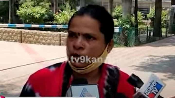 ಆ್ಯಸಿಡ್ ಎರಚಿದ ನಾಗೇಶನನ್ನು ಹುಡುಕಿಕೊಡಿ ಅಂತ ಮಾಧ್ಯಮದ ಮುಂದೆ ಬೇಡಿಕೊಂಡರು ಸಂತ್ರಸ್ತೆ ಚಿಕ್ಕಮ್ಮ ಆ್ಯಸಿಡ್ ಎರಚಿದ ನಾಗೇಶನನ್ನು ಹುಡುಕಿಕೊಡಿ ಅಂತ ಮಾಧ್ಯಮದ ಮುಂದೆ ಬೇಡಿಕೊಂಡರು ಸಂತ್ರಸ್ತೆ ಚಿಕ್ಕಮ್ಮ