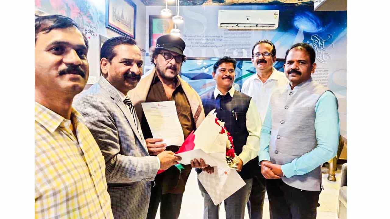 ರವಿಚಂದ್ರನ್ ಅವರಿಗೆ ಗೌರವ ಡಾಕ್ಟರೇಟ್ ಪ್ರದಾನ ಮಾಡಿದ ಬೆಂಗಳೂರು ನಗರ ವಿವಿ ರವಿಚಂದ್ರನ್ ಅವರಿಗೆ ಗೌರವ ಡಾಕ್ಟರೇಟ್ ಪ್ರದಾನ ಮಾಡಿದ ಬೆಂಗಳೂರು ನಗರ ವಿವಿ 