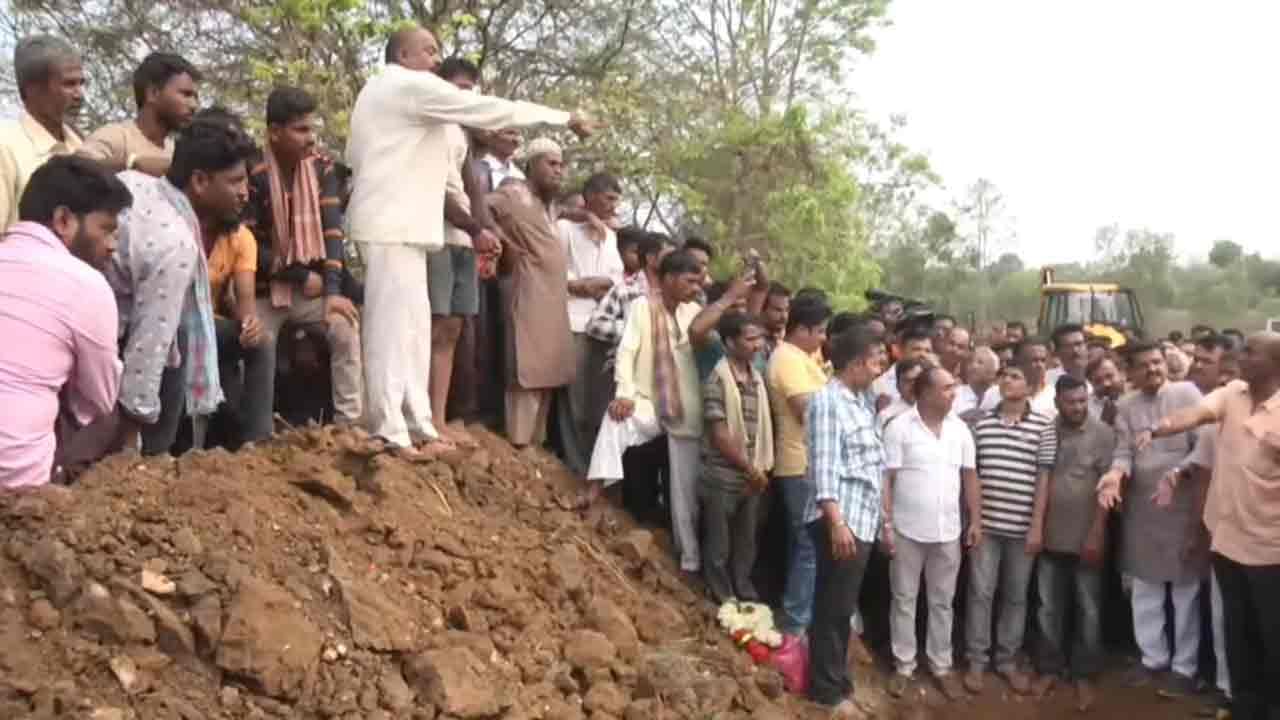 ಸಂತೋಷ್ ಪಾಟೀಲ್ ಮೃತದೇಹ ಗುಣಿಗಿಟ್ಟ ಮೇಲೆ ಹೈಡ್ರಾಮ: ಗೊಂದಲದ ನಡುವೆ ಸಮಾಧಿಗೆ ಜೆಸಿಬಿಯಿಂದ ಮಣ್ಣು