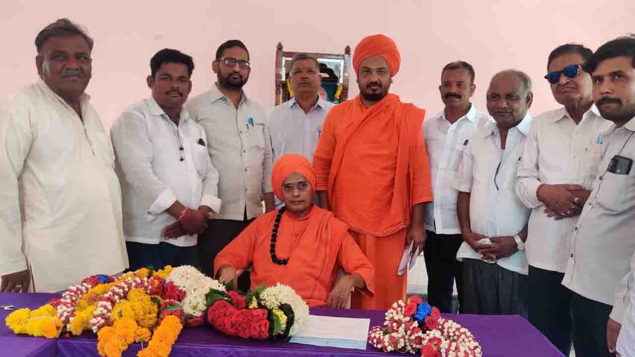 ಶಿವಯೋಗಮಂದಿರ ಸಂಸ್ಥೆಯ ಅಧ್ಯಕ್ಷರಾಗಿ ಹುಬ್ಬಳ್ಳಿ ಮೂರುಸಾವಿರ ಮಠದ ಗುರುಸಿದ್ದರಾಜಯೋಗೀಂದ್ರ ಸ್ವಾಮೀಜಿ ಆಯ್ಕೆ ಶಿವಯೋಗಮಂದಿರ ಸಂಸ್ಥೆಯ ಅಧ್ಯಕ್ಷರಾಗಿ ಹುಬ್ಬಳ್ಳಿ ಮೂರುಸಾವಿರ ಮಠದ ಗುರುಸಿದ್ದರಾಜಯೋಗೀಂದ್ರ ಸ್ವಾಮೀಜಿ ಆಯ್ಕೆ