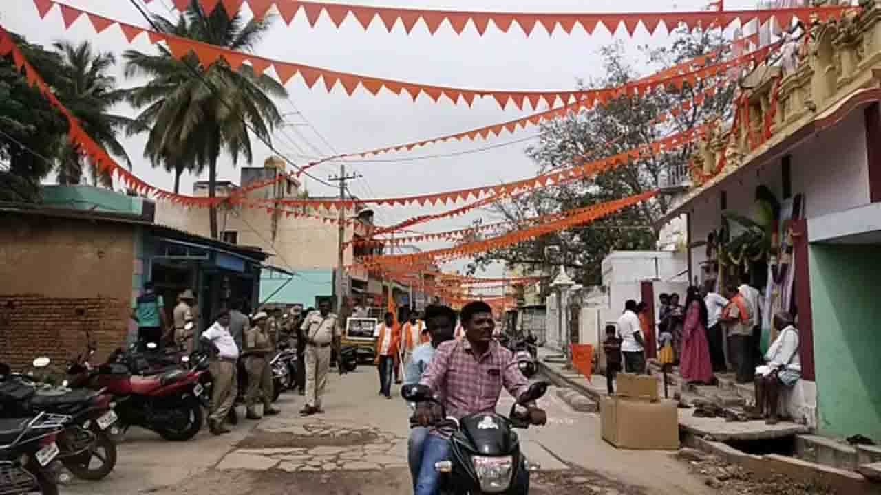 ರಾಜ್ಯದ ಹಲವು ಕಡೆ ಶೋಭಾಯಾತ್ರೆ ಆರಂಭ; ಡೊಳ್ಳು ಕುಣಿತ ಡಿಜೆ ಜೊತೆ ಭರ್ಜರಿ ಸ್ಟೆಪ್ಸ್, ಶೋಭಯಾತ್ರೆಯಲ್ಲೂ ಕಂಡು ಬಂದ ಭಾವೈಕ್ಯತೆ ರಾಜ್ಯದ ಹಲವು ಕಡೆ ಶೋಭಾಯಾತ್ರೆ ಆರಂಭ; ಡೊಳ್ಳು ಕುಣಿತ ಡಿಜೆ ಜೊತೆ ಭರ್ಜರಿ ಸ್ಟೆಪ್ಸ್, ಶೋಭಯಾತ್ರೆಯಲ್ಲೂ ಕಂಡು ಬಂದ ಭಾವೈಕ್ಯತೆ