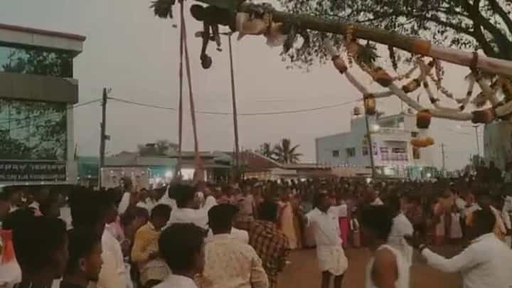 ಚಿತ್ರದುರ್ಗದಲ್ಲಿ ಸಿಡಿ ಉತ್ಸವ ವೇಳೆ ಭಕ್ತರ ಮೇಲೆ ಮುರಿದುಬಿದ್ದ ಸಿಡಿ ಕಂಬ! ಮೊಬೈಲ್ನಲ್ಲಿ ಸೆರೆಯಾದ ದೃಶ್ಯ ಇಲ್ಲಿದೆ ಚಿತ್ರದುರ್ಗದಲ್ಲಿ ಸಿಡಿ ಉತ್ಸವ ವೇಳೆ ಭಕ್ತರ ಮೇಲೆ ಮುರಿದುಬಿದ್ದ ಸಿಡಿ ಕಂಬ! ಮೊಬೈಲ್ನಲ್ಲಿ ಸೆರೆಯಾದ ದೃಶ್ಯ ಇಲ್ಲಿದೆ