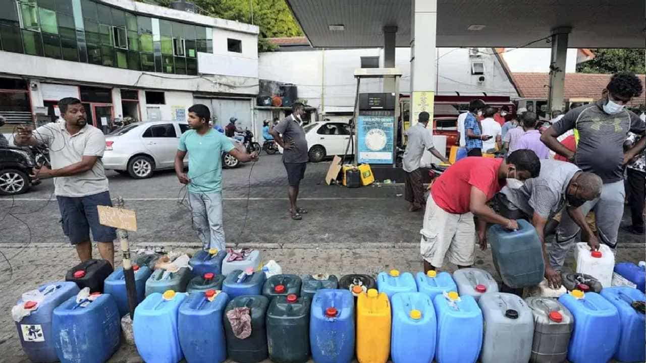 Sri Lanka Financial Crisis: ಶ್ರೀಲಂಕಾದಲ್ಲಿ ಈಗ ತೈಲಕ್ಕೂ ಪಡಿತರ ವ್ಯವಸ್ಥೆ; ದಿನದಿನಕ್ಕೂ ದ್ವೀಪರಾಷ್ಟ್ರದ ಸಮಸ್ಯೆ ಉಲ್ಬಣ Sri Lanka Financial Crisis: ಶ್ರೀಲಂಕಾದಲ್ಲಿ ಈಗ ತೈಲಕ್ಕೂ ಪಡಿತರ ವ್ಯವಸ್ಥೆ; ದಿನದಿನಕ್ಕೂ ದ್ವೀಪರಾಷ್ಟ್ರದ ಸಮಸ್ಯೆ ಉಲ್ಬಣ
