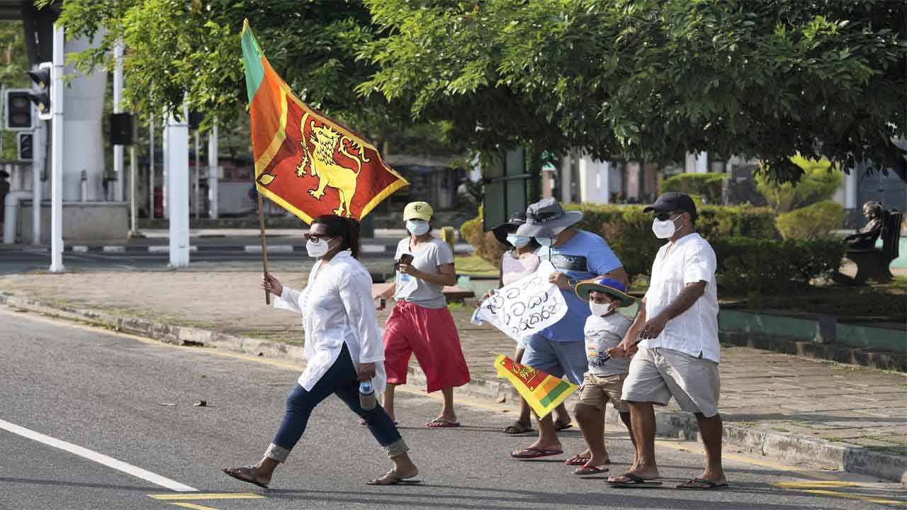 Sri Lanka crisis ಸಹೋದರ ಬೆಸಿಲ್ ರಾಜಪಕ್ಸಯನ್ನು ಹಣಕಾಸು ಸಚಿವ ಸ್ಥಾನದಿಂದ ವಜಾ ಮಾಡಿದ ಶ್ರೀಲಂಕಾ ಅಧ್ಯಕ್ಷ ಗೋಟಬಯ ರಾಜಪಕ್ಸ